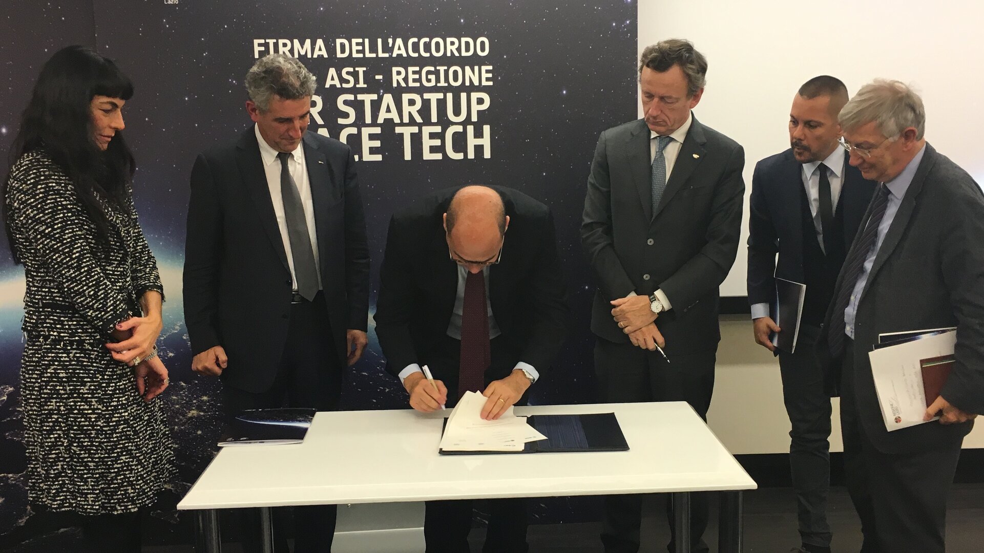 Il momento della firma