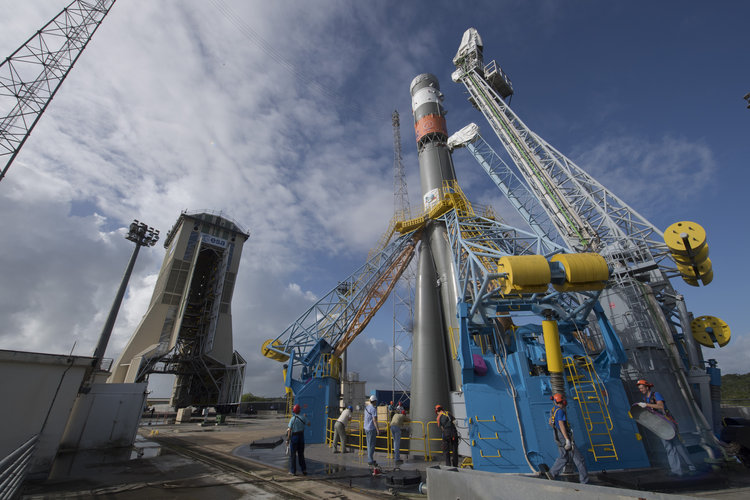 Soyuz VS16 raised into vertical position