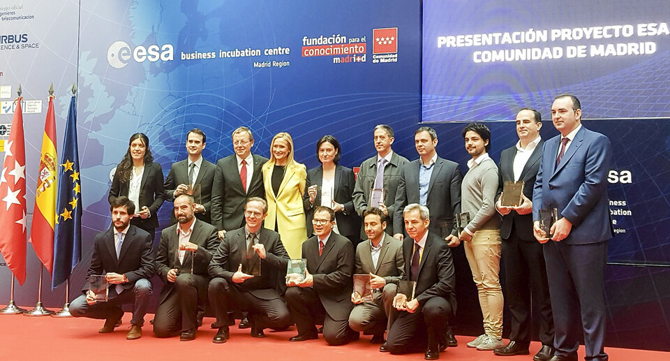 Jan Woerner, Cristina Cifuentes y los participantes del ESA BIC Comunidad Madrid