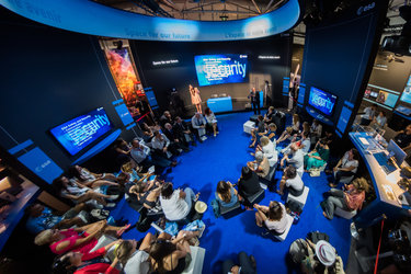 Jan Wörner at the Women in Aerospace Europe Round Table