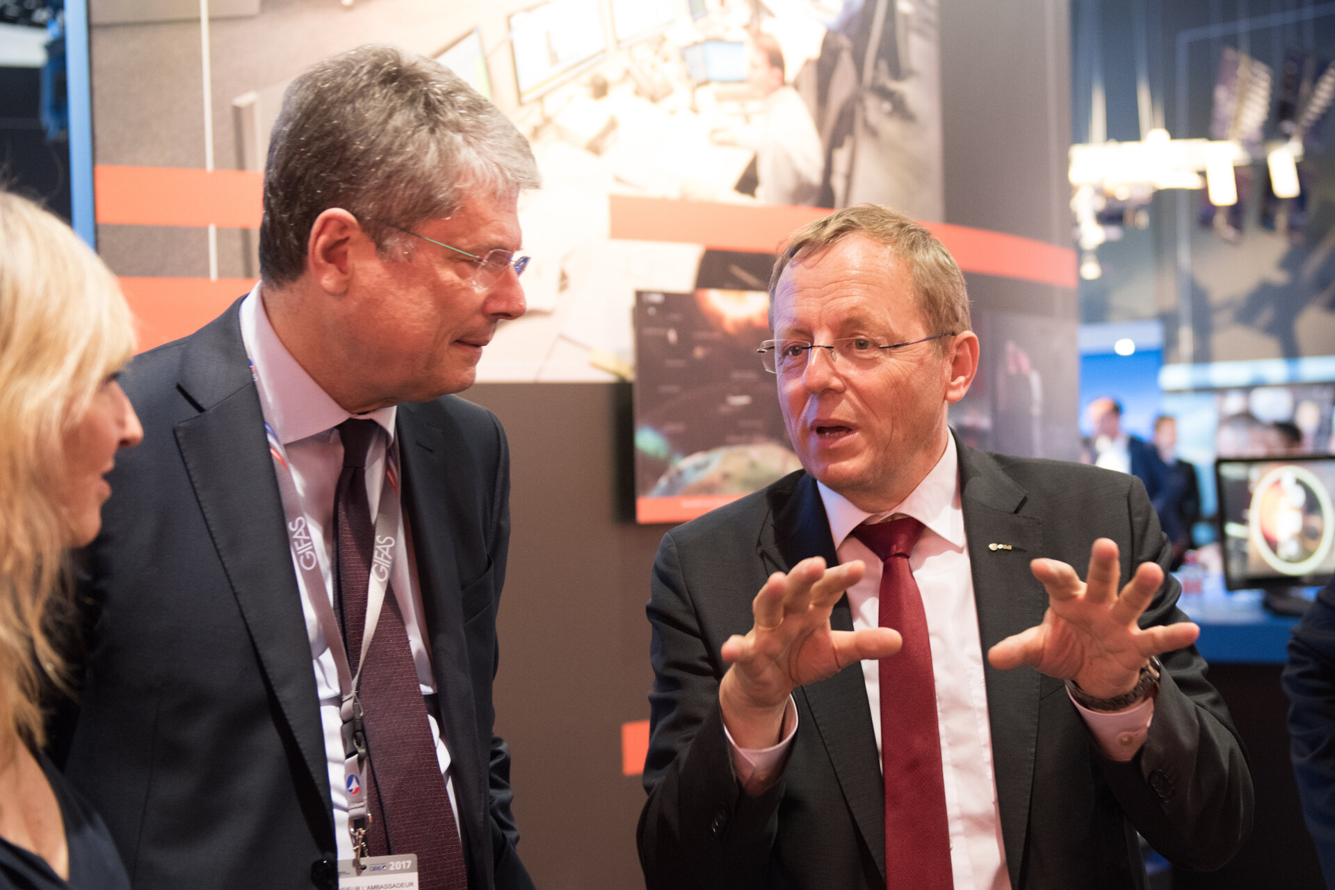 Jan Wörner shows Alessandro Busacca the ESA Pavilion