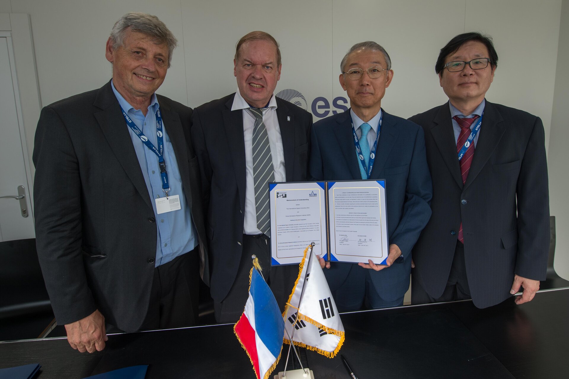 Signature of a Cooperation Agreement between ISU and KARI