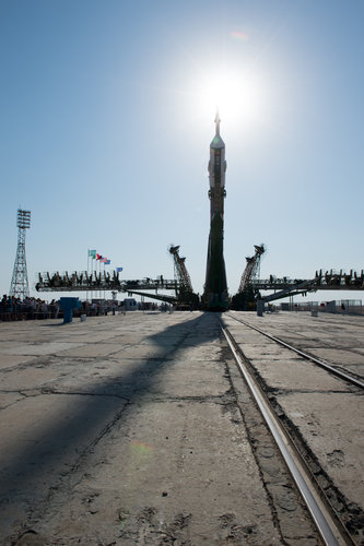 Soyuz MS-05 spacecraft moved into vertical position