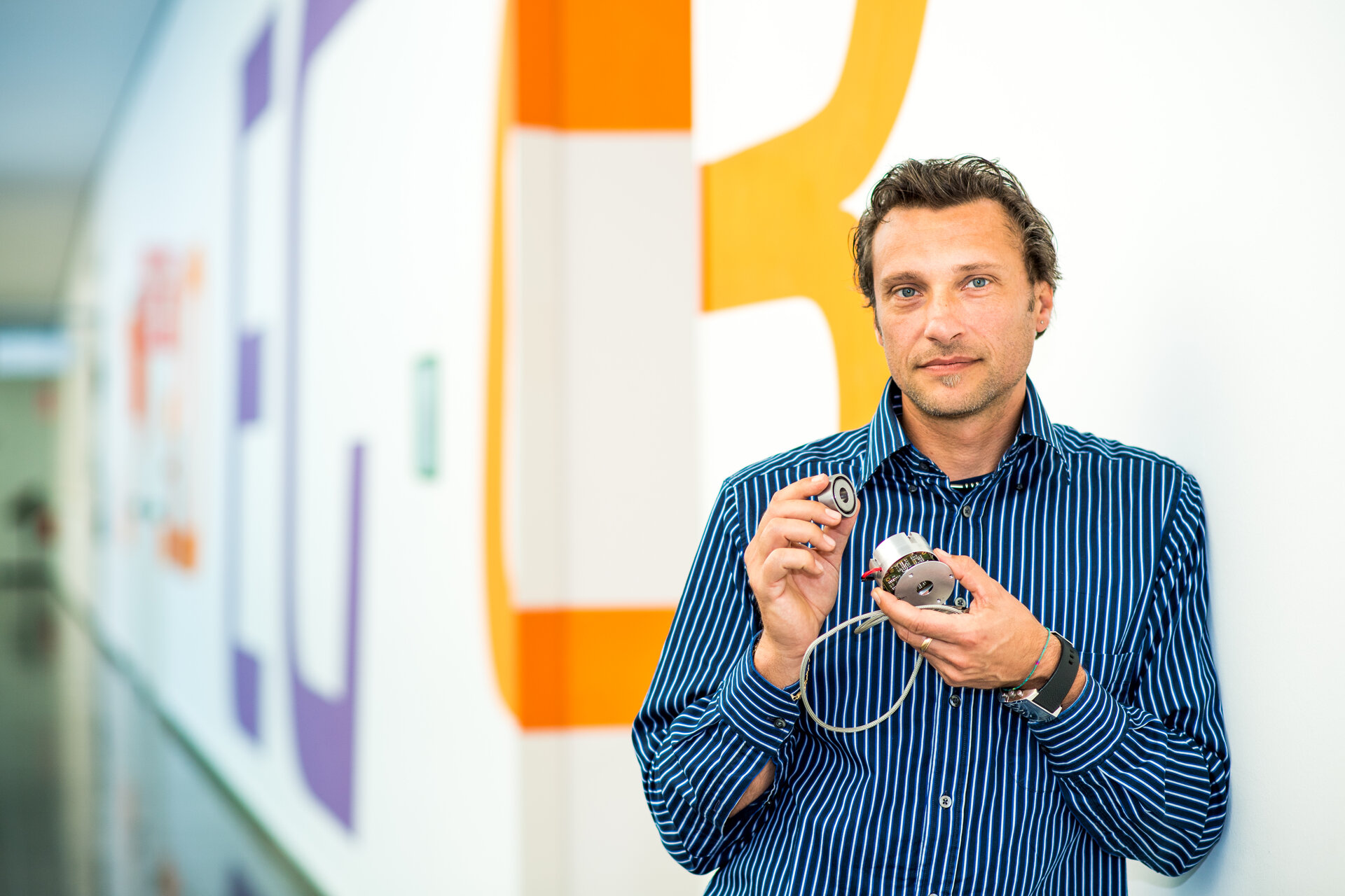 Contactless mechanism