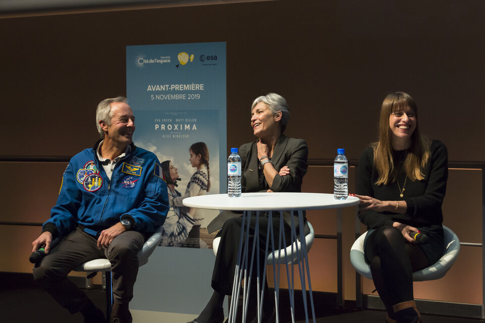 Les astronautes de l'ESA Jean-François Clervoy et Claudie Haigneré avec Alice Winocour lors de l'avant-première à la Cité de l'espace