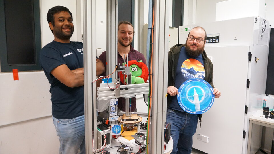 Students and Paxi next to the experiment capsule, ready for their last flight! 