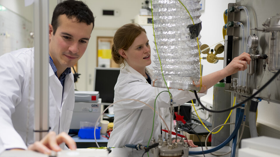 Making oxygen out of moondust