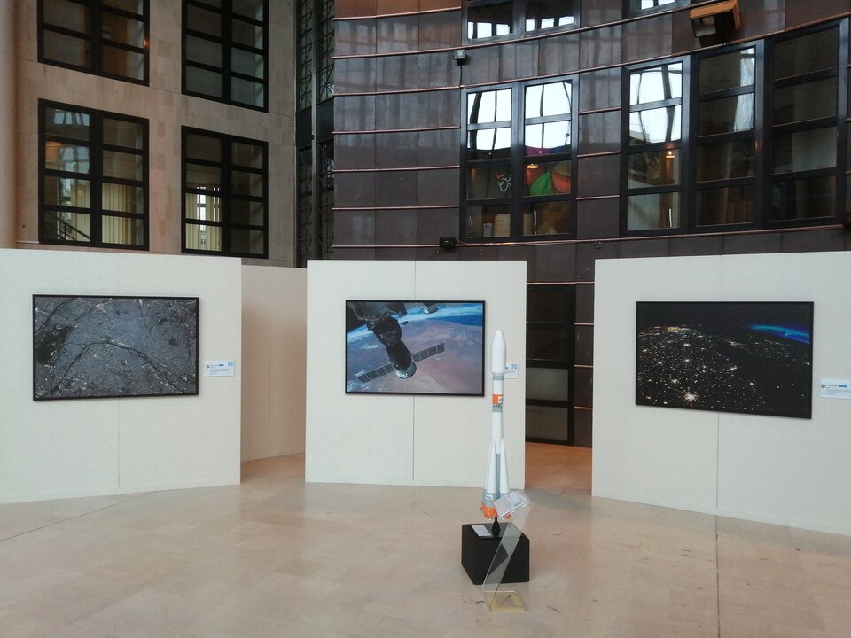 Le lanceur Soyouz est présenté au milieu des photos prises par Thomas Pesquet