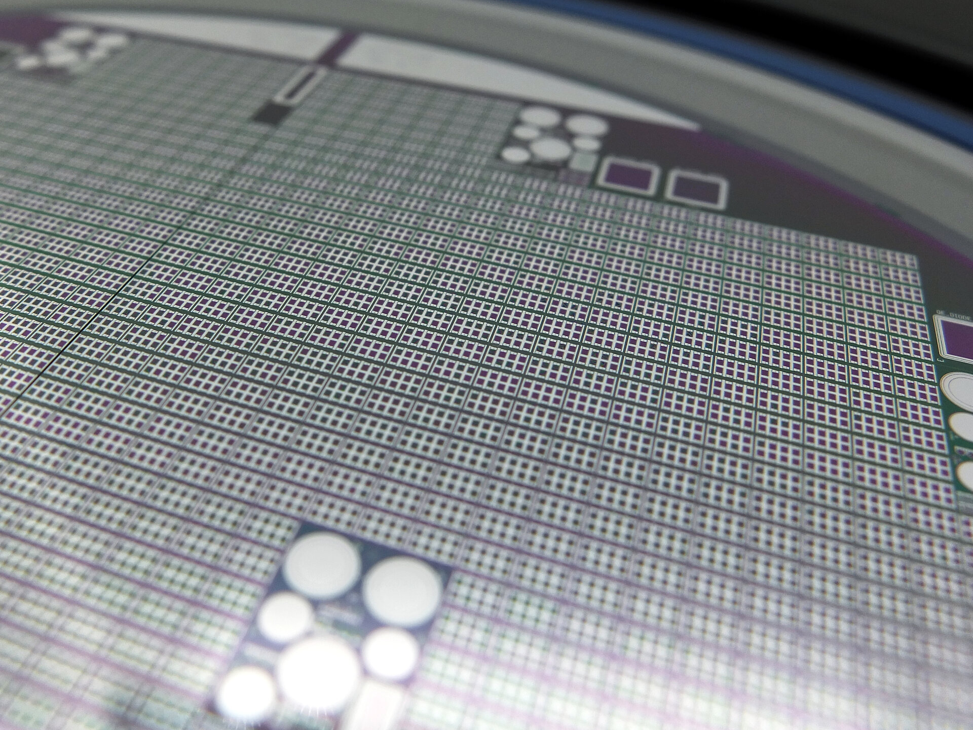 Full wafer with 8-channel phototransistors arrays