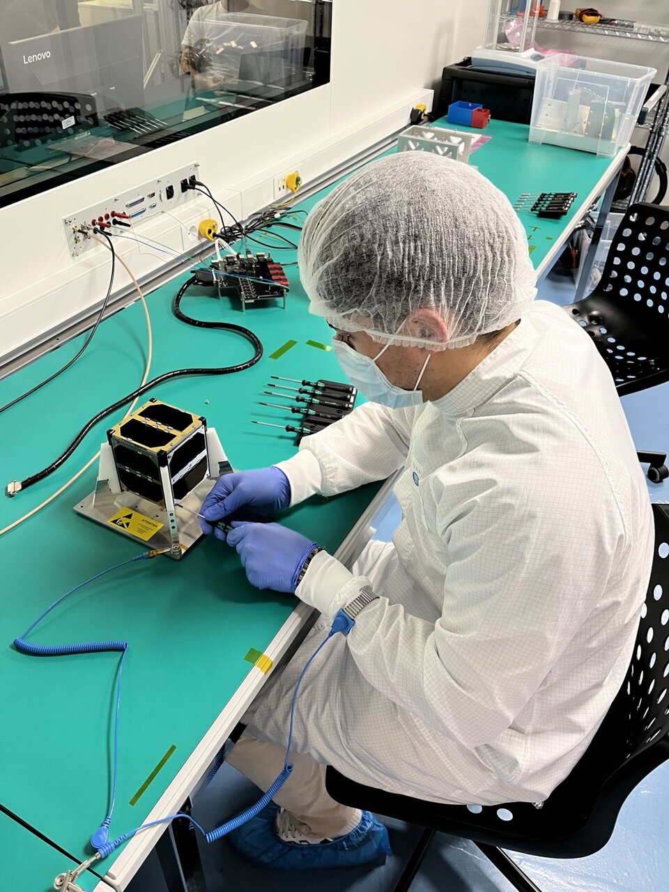 Un étudiant de l'équipe 3Cat-4 travaille sur le CubeSat