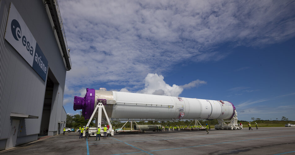 Ariane 6 central core transfer and verticalisation