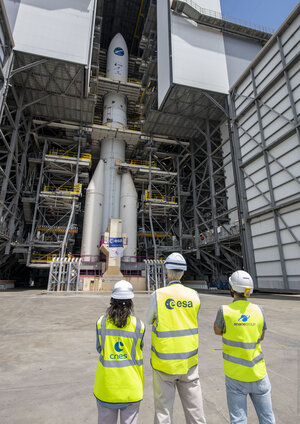 ARIANE 6 upper composite transfer-installation Oct22 c ESA-CNES-ArianeGroup-Arianespace-Optique video du CSG-JM Guillon