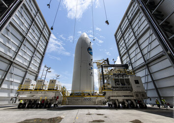 ARIANE 6 upper composite transfer-installation Oct22 c ESA-CNES-ArianeGroup-Arianespace-Optique video du CSG-JM Guillon