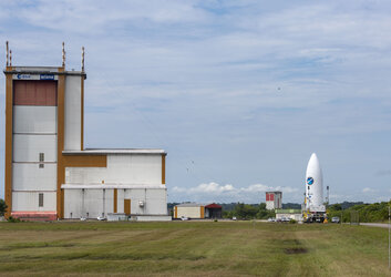 ARIANE 6 upper composite transfer-installation Oct22 c ESA-CNES-ArianeGroup-Arianespace-Optique video du CSG-JM Guillon