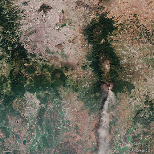 Smoke plume from Popocatépetl volcano