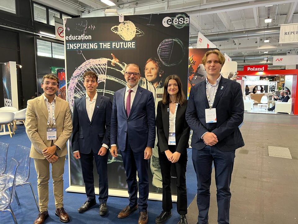 Students sponsored by ESA Academy meeting ESA Director General at the International Astronautical Congress 2022