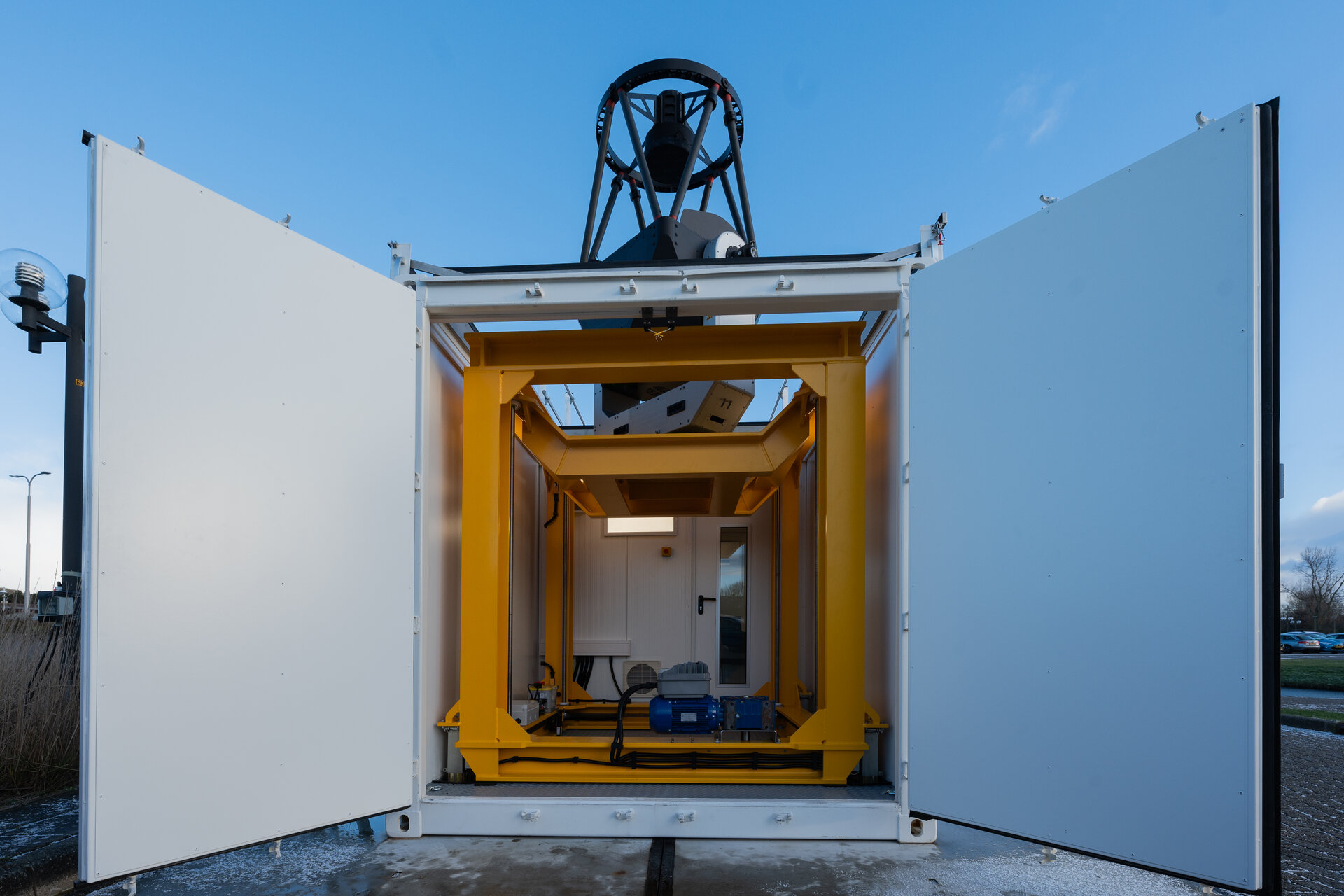 Telescope raised to the roof of ETOGS