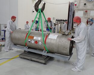 Weighing the hydrazine tanks