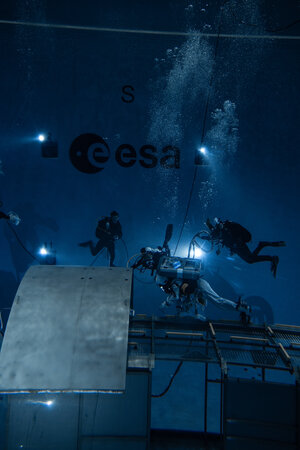 Astronaut basic training: spacewalk simulation