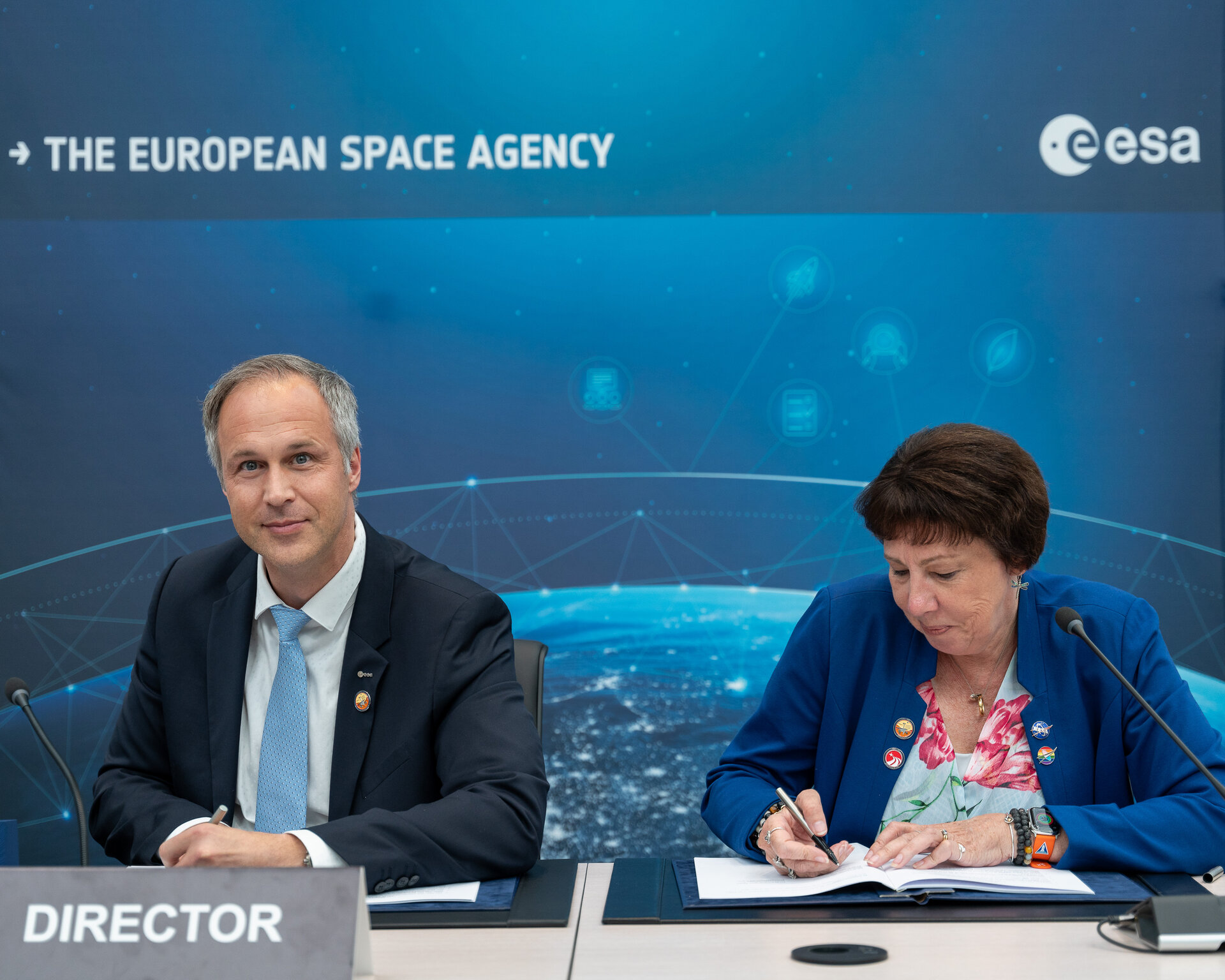 Daniel Neuenschwander and Nicola Fox signing agreement on ExoMars 