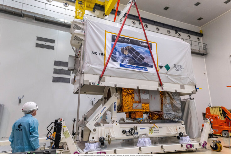 Lifting Sentinel-2C container lid