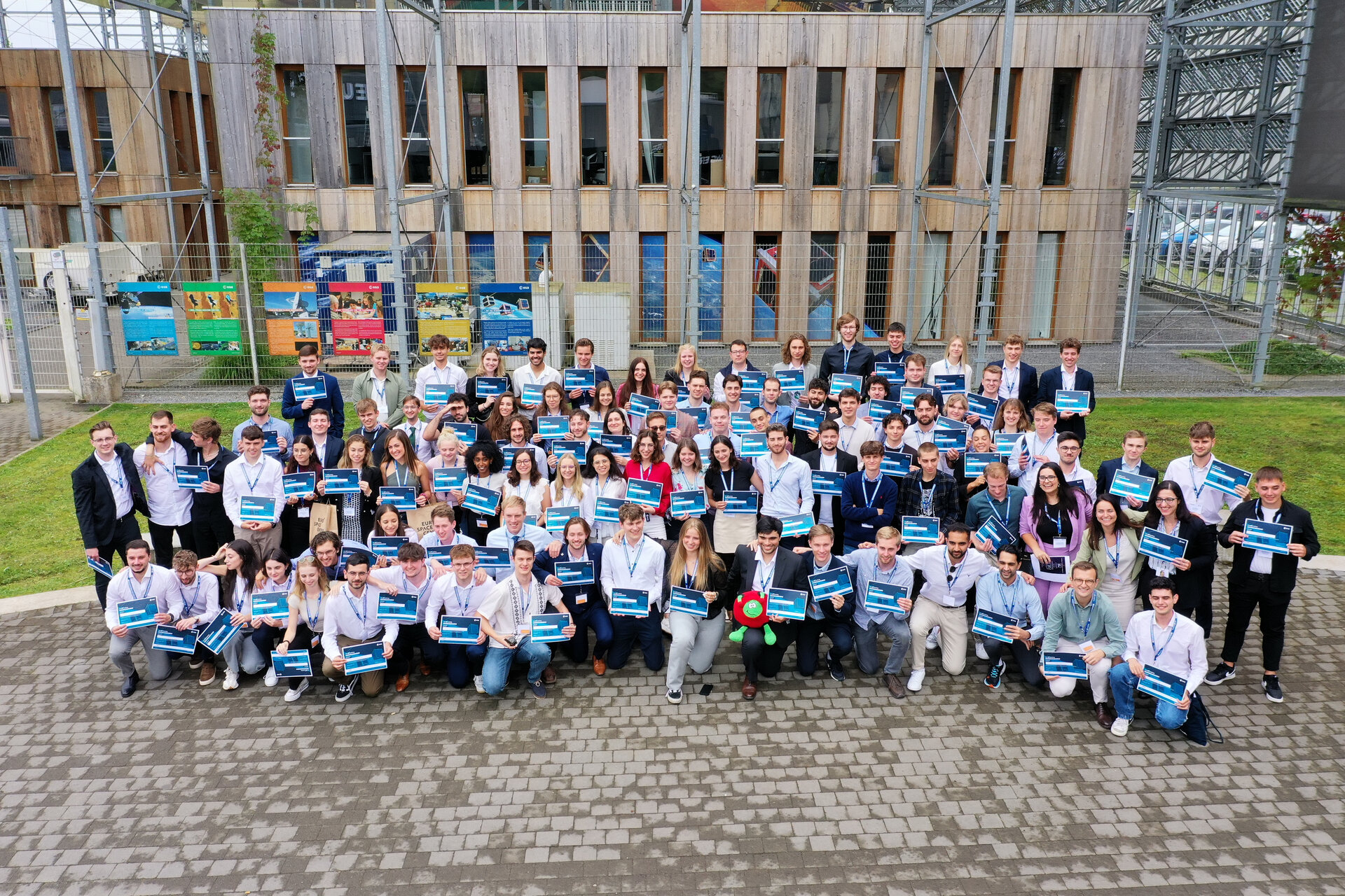 The students gathered together in ESEC-Galaxia with their certificates of participation.