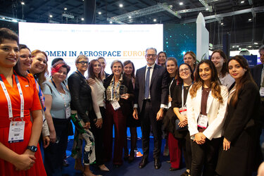 Simonetta Cheli receives the Women in Aerospace - Europe's 'Óustanding achievement Award' 