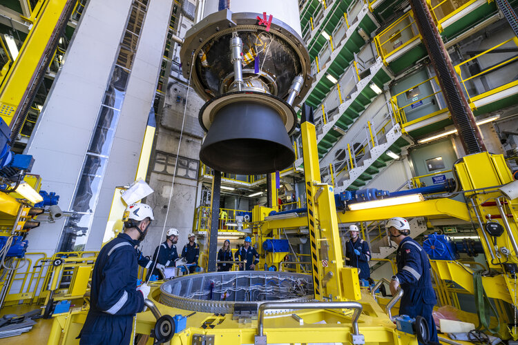 Lowering Zefiro-40 stage for Vega-C flight VV25 in the launch tower