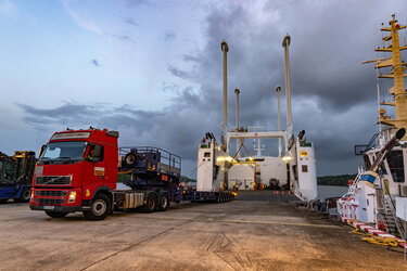 Unloading main and upper stage of Ariane 6 flight VA263 at Pariacabo harbour