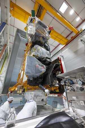 Preparing MetOp-SG-A1 and Sentinel-5 for shipment to launch site