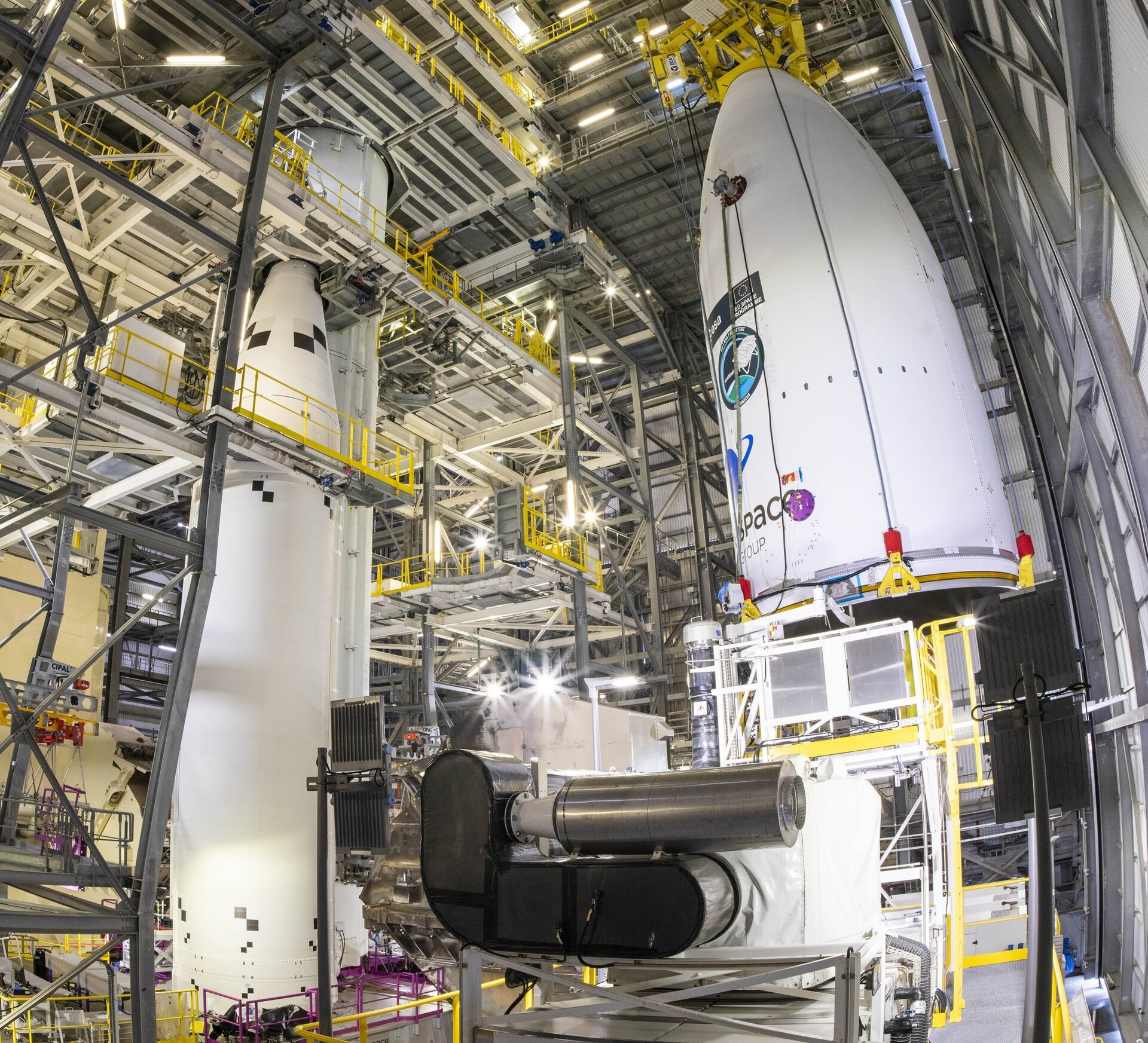 MetOp-SG-A1 and Sentinel-5 upper-composite about to meet rocket