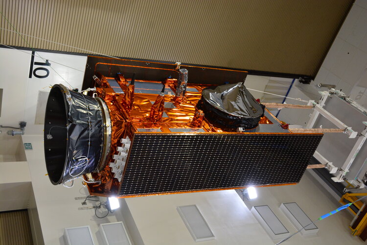 Sentinel-6B ready to be encapsulated in the rocket fairing