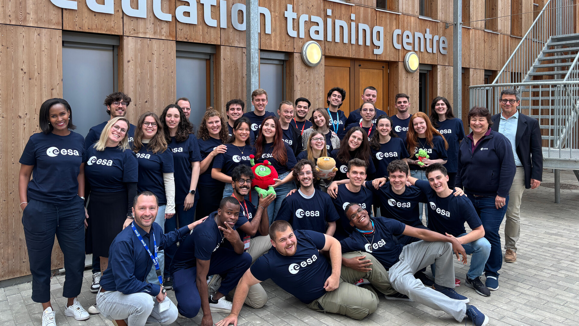 Group photo with students and experts