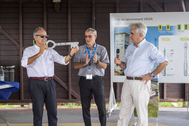 Handing over the key to the BIL, Batiment Assembleur Lanceur